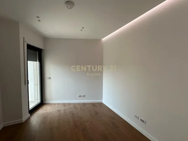 Tirane, jepet me qera ambjent biznesi Kati 4, 143 m² 2.000 € (Bulevardi Zogu 1)