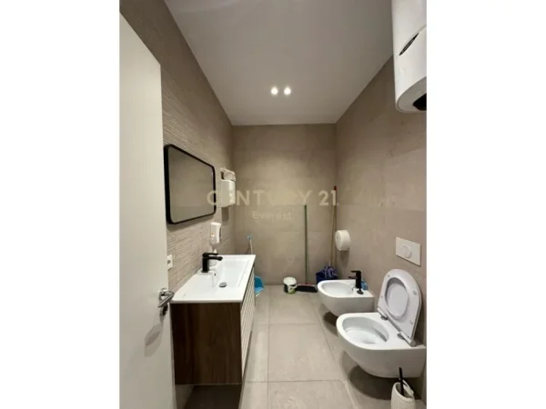 Tirane, jepet me qera ambjent biznesi Kati 4, 143 m² 2.000 € (Bulevardi Zogu 1)