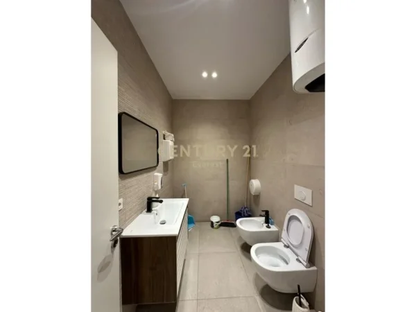 Tirane, jepet me qera ambjent biznesi Kati 4, 143 m² 2.000 € (Bulevardi Zogu 1)