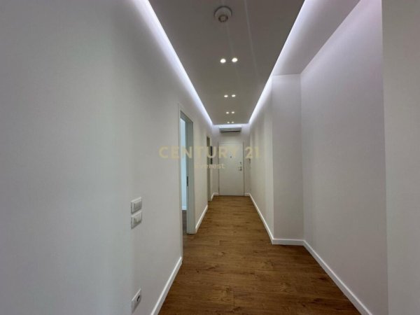 Tirane, jepet me qera ambjent biznesi Kati 4, 143 m² 2.000 € (Bulevardi Zogu 1)
