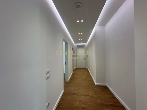 Tirane, jepet me qera ambjent biznesi Kati 4, 143 m² 2.000 € (Bulevardi Zogu 1)