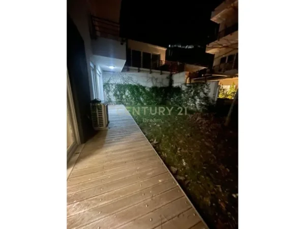 Tirane, jepet me qera apartament 2+1 Kati 4, 89 m² 1.100 € (Liqeni thate)