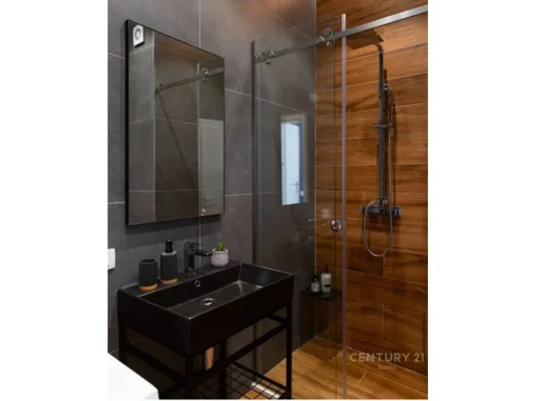 Tirane, jepet me qera apartament 1+1 Kati 9, 70 m² 550 € (Ali demi)