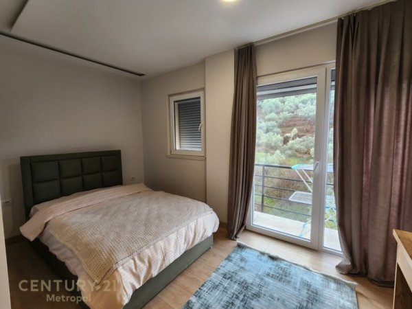 Tirane, jepet me qera apartament 3+1+Ballkon Kati 3, 143 m² 900 € (Kopshti zologjik)