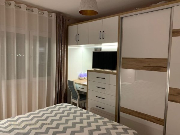 Tirane, jepet me qera apartament 2+1 Kati 2, 80 m² 1.000 € (Brraka)