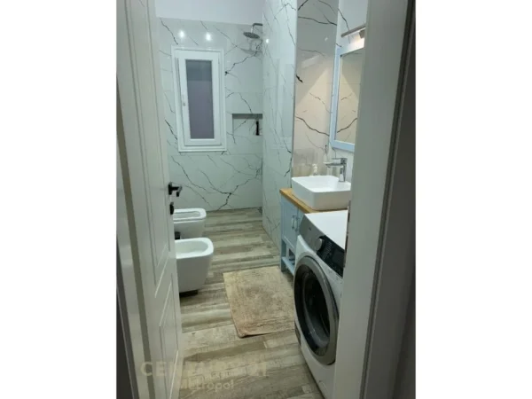 Tirane, jepet me qera apartament 2+1 Kati 2, 80 m² 1.000 € (Brraka)