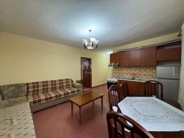 Tirane, jepet me qera apartament 1+1 Kati 2, 80 m² 500 € (Sheshi skenderbej)