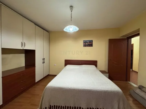 Tirane, jepet me qera apartament 1+1 Kati 2, 80 m² 500 € (Sheshi skenderbej)