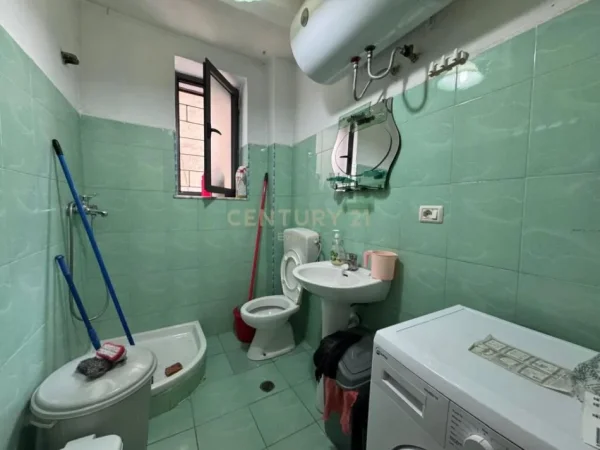 Tirane, jepet me qera apartament 1+1 Kati 2, 80 m² 500 € (Sheshi skenderbej)