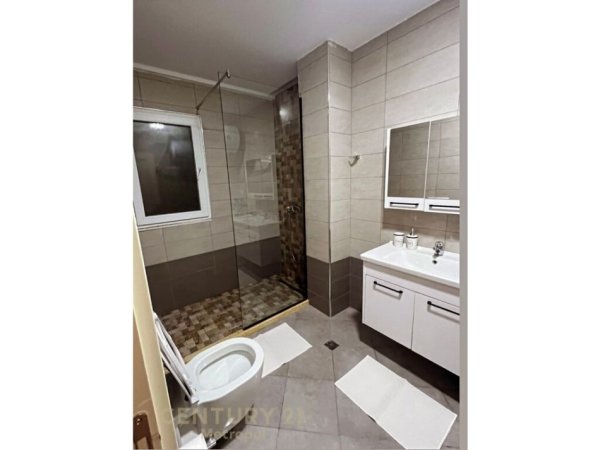 Tirane, jepet me qera apartament 3+1+Ballkon Kati 3, 143 m² 900 € (kopshti zoologjik)