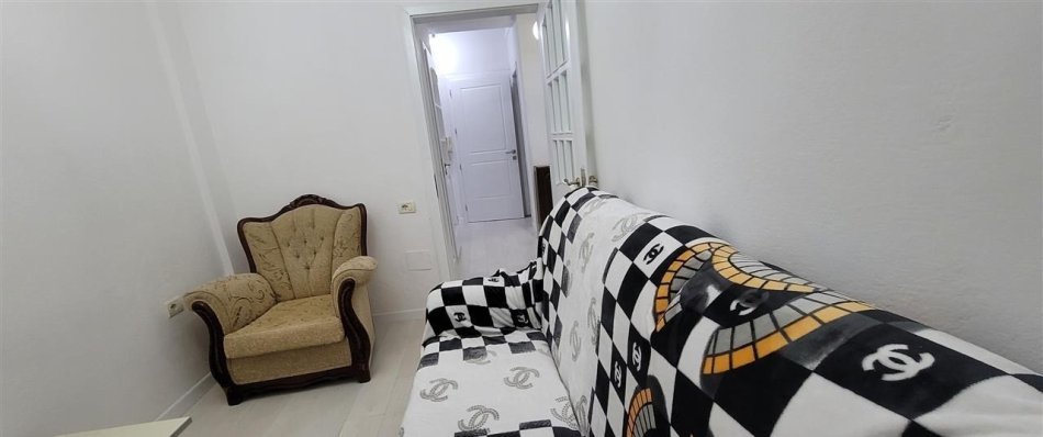 Tirane, jepet me qera apartament 1+1+Ballkon Kati 2, 70 m² 400 € (Rruga e kavajes pas Globe prane kopeshtit Cicerima)