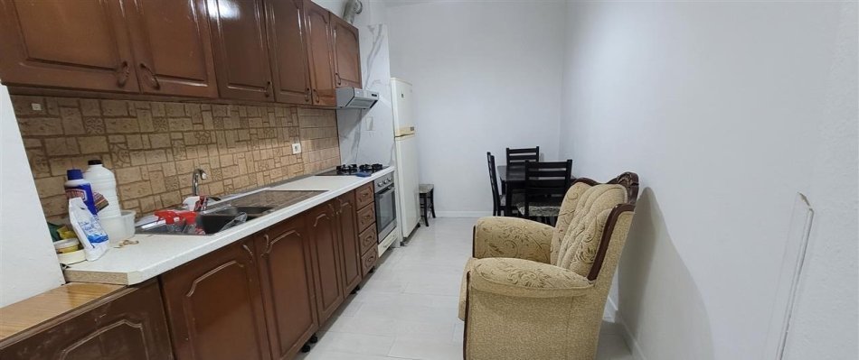 Tirane, jepet me qera apartament 1+1+Ballkon Kati 2, 70 m² 400 € (Rruga e kavajes pas Globe prane kopeshtit Cicerima)