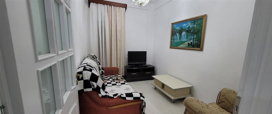Tirane, jepet me qera apartament 1+1+Ballkon Kati 2, 70 m² 400 € (Rruga e kavajes pas Globe prane kopeshtit Cicerima)