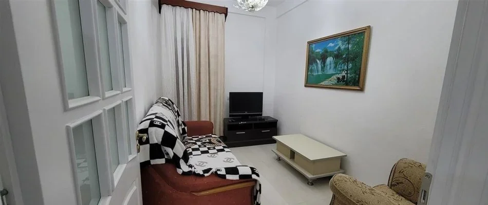 Tirane, jepet me qera apartament 1+1+Ballkon Kati 2, 70 m² 400 € (Rruga e kavajes pas Globe prane kopeshtit Cicerima)