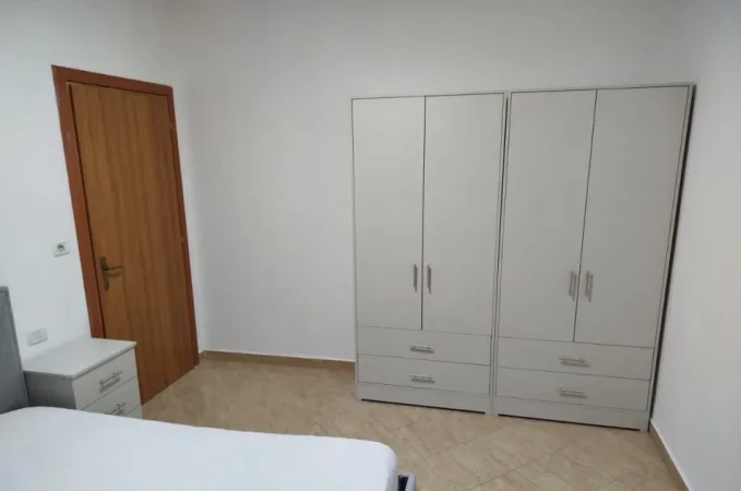 Tirane, jepet me qera apartament 1+1+Ballkon Kati 2, 60 m² 400 € (Astir rruga joklin persi)