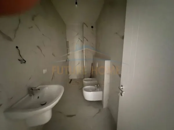 Tirane, jepet me qera apartament 2+1+Ballkon Kati 1, 120 m² 700 € (Unaza e Re)