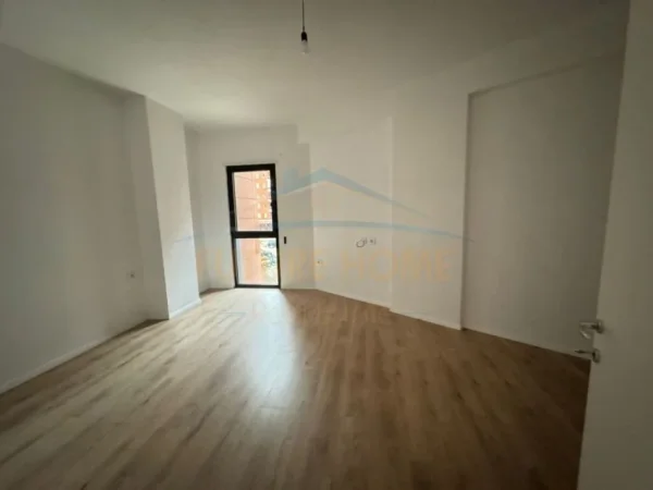 Tirane, jepet me qera apartament 2+1+Ballkon Kati 1, 120 m² 700 € (Unaza e Re)