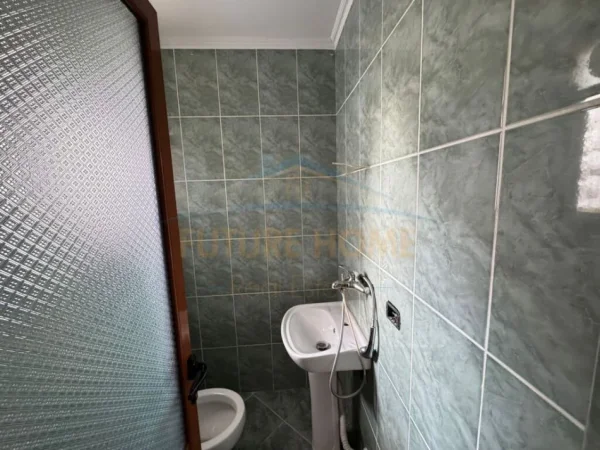 Tirane, jepet me qera apartament 2+1+Ballkon Kati 3, 115 m² 550 € (Unaza e Re)