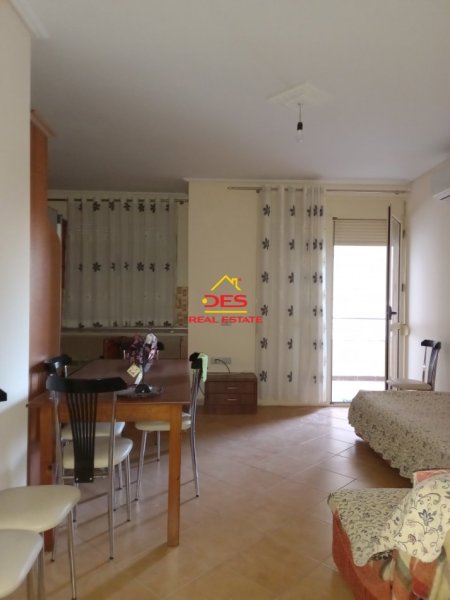 Vlore, jepet me qera apartament 1+1+Ballkon Kati 4, 75 m² 300 € (Rr Transballkanike, Vlorë)