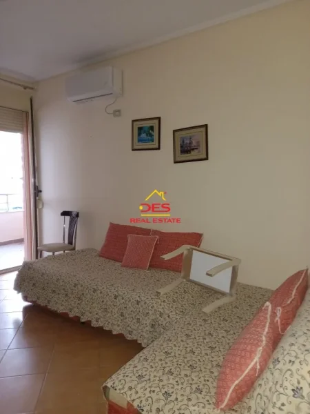 Vlore, jepet me qera apartament 1+1+Ballkon Kati 4, 75 m² 300 € (Rr Transballkanike, Vlorë)