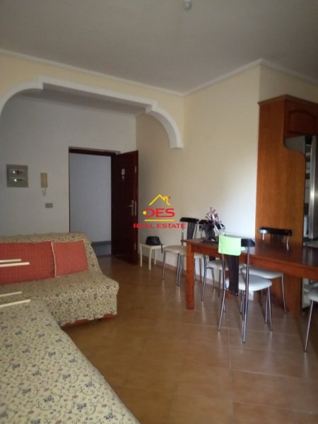 Vlore, jepet me qera apartament 1+1+Ballkon Kati 4, 75 m² 300 € (Rr Transballkanike, Vlorë)