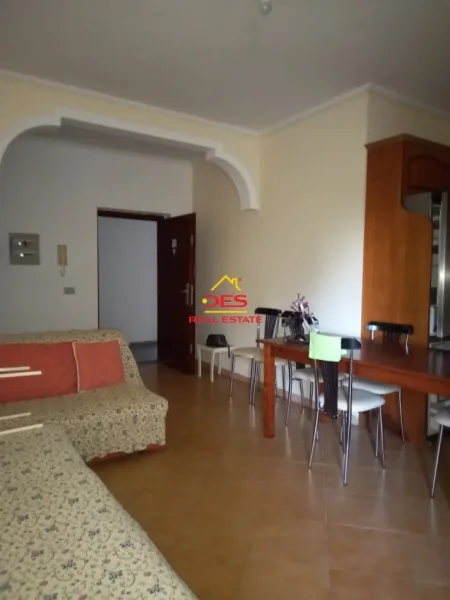 Vlore, jepet me qera apartament 1+1+Ballkon Kati 4, 75 m² 300 € (Rr Transballkanike, Vlorë)