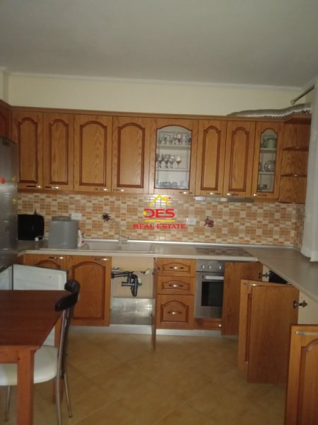 Vlore, jepet me qera apartament 1+1+Ballkon Kati 4, 75 m² 300 € (Rr Transballkanike, Vlorë)