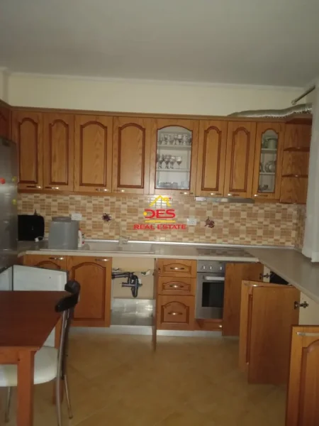 Vlore, jepet me qera apartament 1+1+Ballkon Kati 4, 75 m² 300 € (Rr Transballkanike, Vlorë)