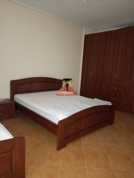 Vlore, jepet me qera apartament 1+1+Ballkon Kati 4, 75 m² 300 € (Rr Transballkanike, Vlorë)