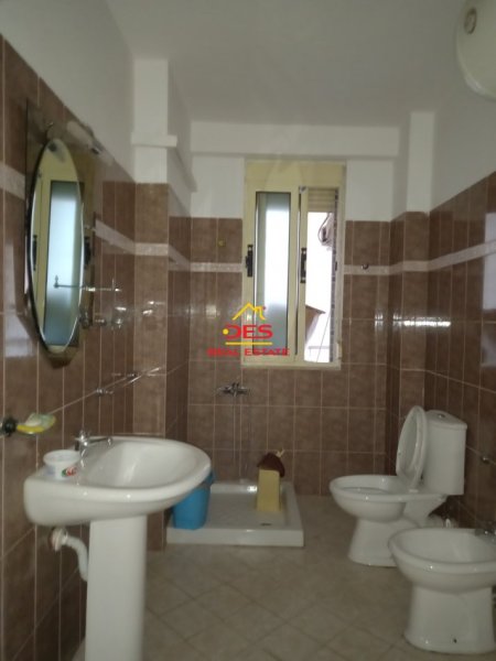 Vlore, jepet me qera apartament 1+1+Ballkon Kati 4, 75 m² 300 € (Rr Transballkanike, Vlorë)