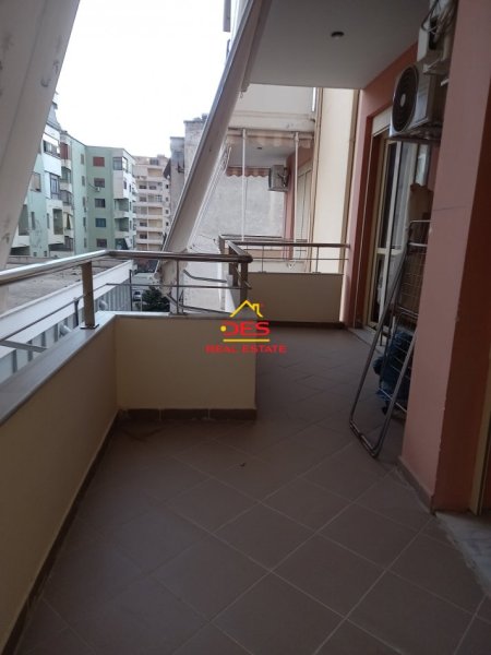 Vlore, jepet me qera apartament 1+1+Ballkon Kati 4, 75 m² 300 € (Rr Transballkanike, Vlorë)