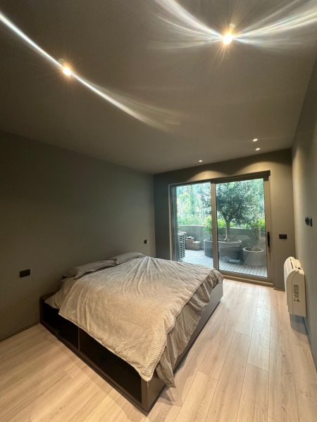 Tirane, jepet me qera apartament 2+1+Ballkon Kati 4, 105 m² 2.000 € (Lion Park)