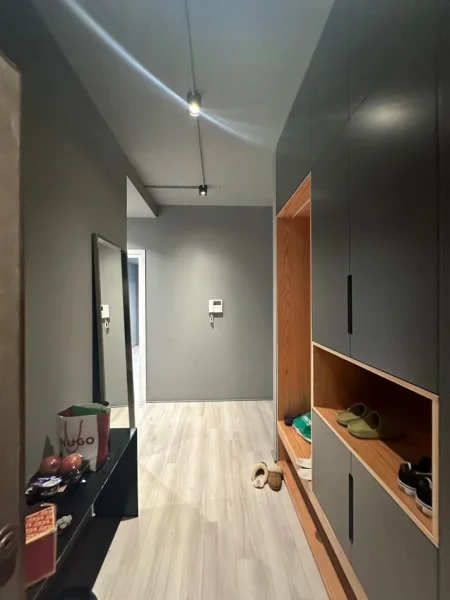 Tirane, jepet me qera apartament 2+1+Ballkon Kati 4, 105 m² 2.000 € (Lion Park)