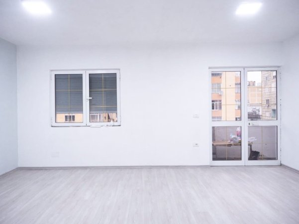 Tirane, jepet me qera zyre Kati 4, 95 m² 1.100 € (Sheshi Wilson)
