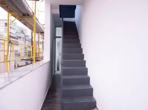 Tirane, jepet me qera zyre Kati 4, 95 m² 1.100 € (Sheshi Wilson)