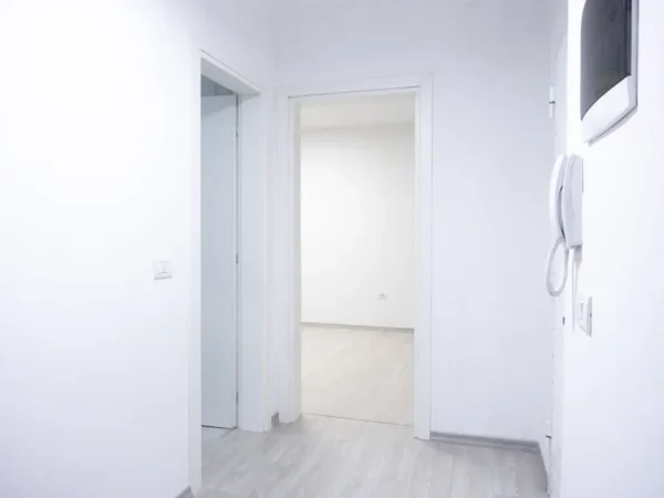 Tirane, jepet me qera zyre Kati 4, 95 m² 1.100 € (Sheshi Wilson)