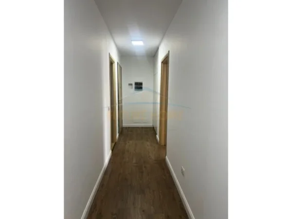 Tirane, jepet me qera apartament 2+1+Ballkon Kati 4, 130 m² 800 € (Rruga e Dibres)