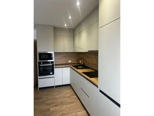 Tirane, jepet me qera apartament 2+1+Ballkon Kati 4, 130 m² 800 € (Rruga e Dibres)