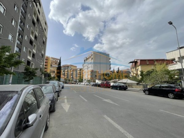 Tirane, shitet garazh Kati -2, 15 m² (Komuna e Parisit)