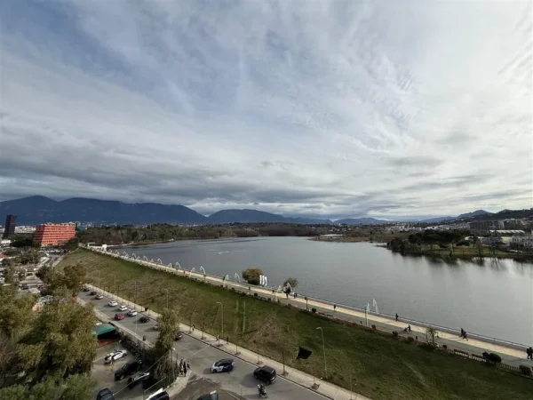 Tirane, jepet me qera apartament 3+1+Ballkon Kati 5, 215 m² 2.500 € (Lake View)