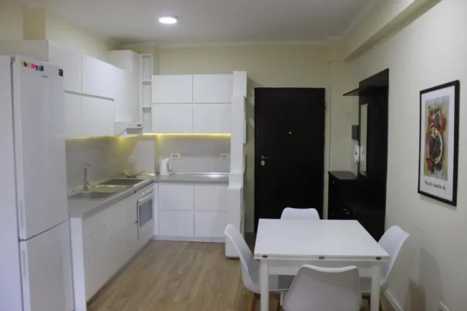 Tirane, jepet me qera apartament 2+1+Ballkon Kati 3, 70 m² 600 € (RRUGA E BARRIKADAVE)