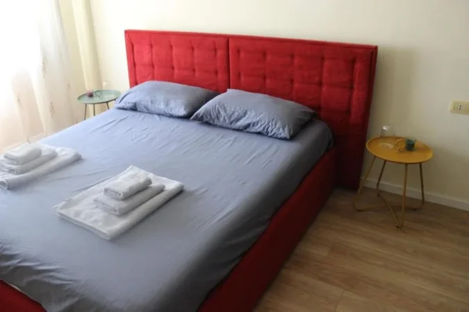 Tirane, jepet me qera apartament 2+1+Ballkon Kati 3, 70 m² 600 € (RRUGA E BARRIKADAVE)