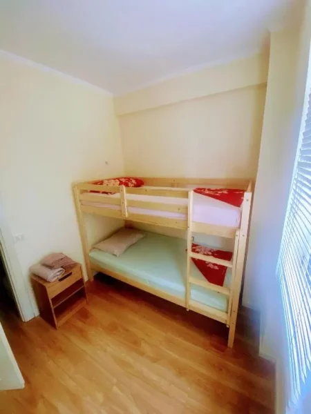 Tirane, jepet me qera apartament 2+1+Ballkon Kati 3, 70 m² 600 € (RRUGA E BARRIKADAVE)
