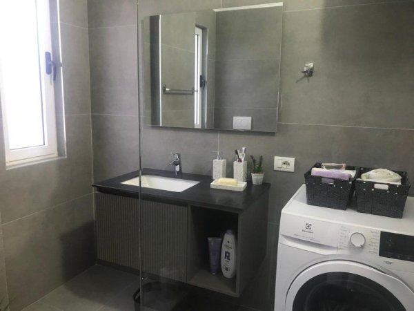 Tirane, jepet me qera apartament 2+1+Ballkon Kati 3, 130 m² 650 € (VASIL SHANTO)