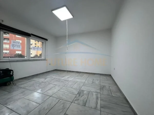 Tirane, jepet me qera zyre Kati 1, 82 m² 1.000 € (Qender)