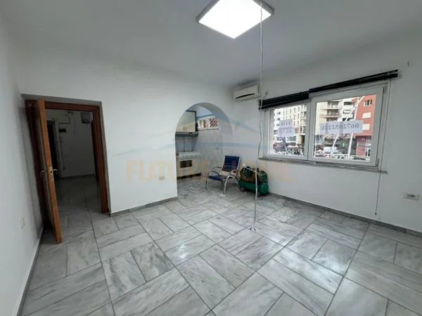 Tirane, jepet me qera zyre Kati 1, 82 m² 1.000 € (Qender)