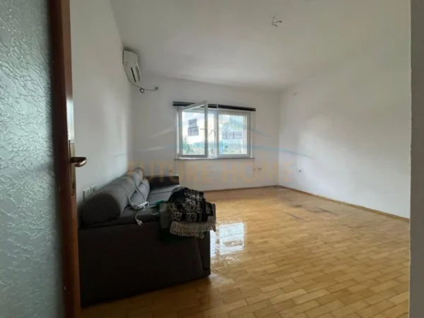 Tirane, jepet me qera zyre Kati 1, 82 m² 1.000 € (Qender)