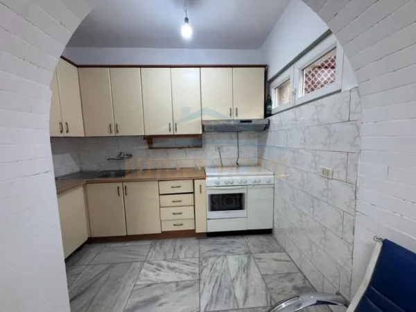 Tirane, jepet me qera zyre Kati 1, 82 m² 1.000 € (Qender)