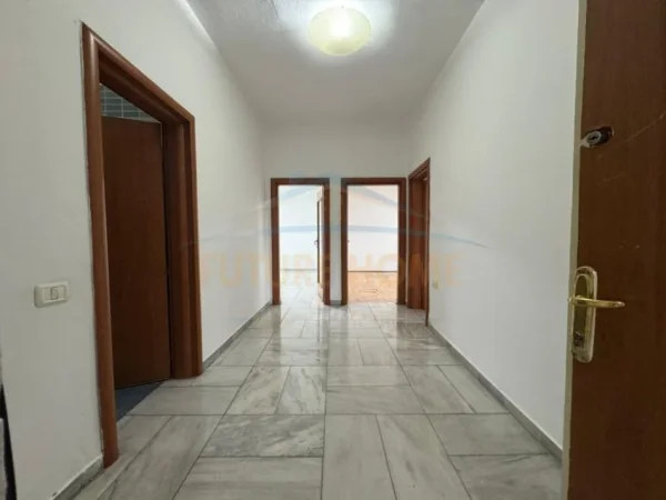 Tirane, jepet me qera zyre Kati 1, 82 m² 1.000 € (Qender)