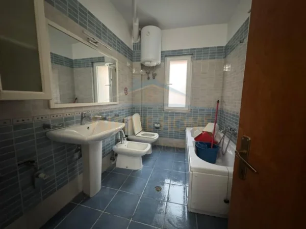 Tirane, jepet me qera zyre Kati 1, 82 m² 1.000 € (Qender)